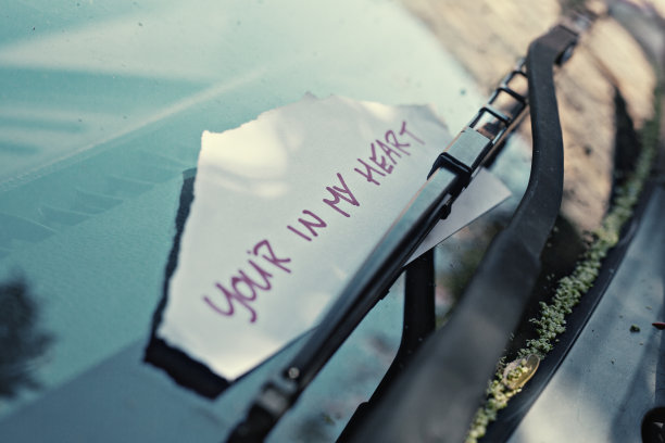 在汽车挡风玻璃刮水器下放置笔记图片下载