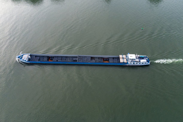 工业船在河上鸟瞰图图片下载