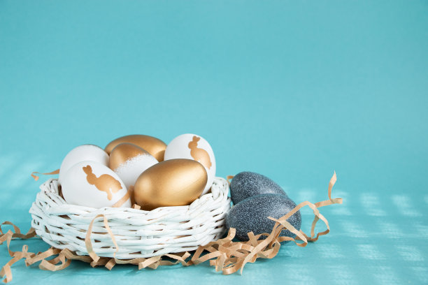 蓝色背景上的复活节彩蛋特写。复活节快乐的概念。图片下载