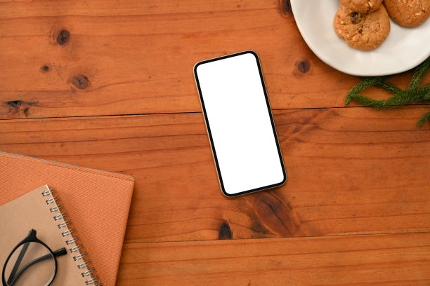 智能手机的白色屏幕模型是木制的桌子背景图片下载