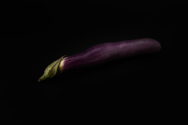 紫色的日本茄子在黑色的背景。健康素食图片下载