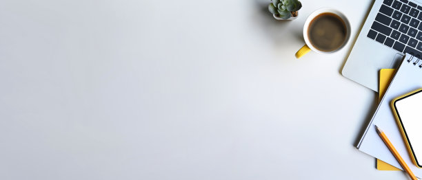 顶视图笔记本电脑，咖啡杯，笔记本和多肉植物在白色的桌子上的拷贝空间。图片下载