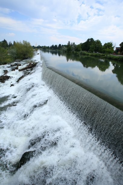 蛇河上的爱达荷瀑布和爱达荷瀑布圣殿，美国爱达荷州图片下载