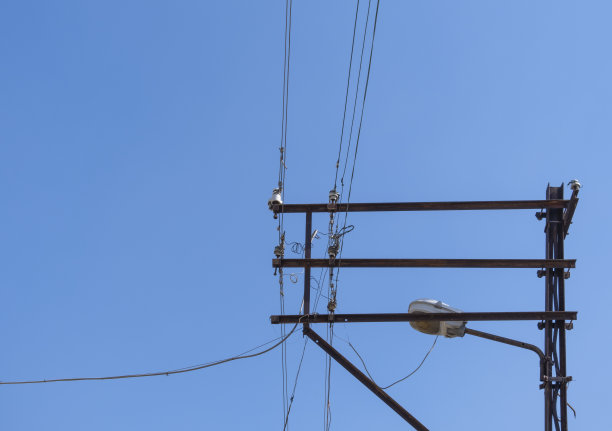 电线杆和路灯上杂乱的电缆图片下载