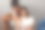 男孩和女孩坐在家里靠灰色墙壁的地板上图片下载