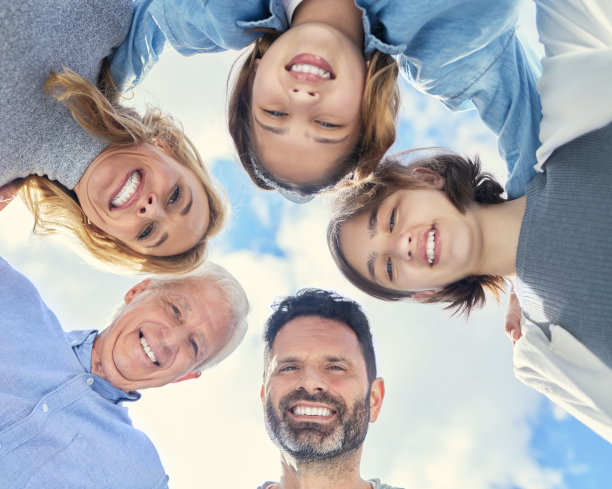 一家人在家里挤在一起的照片图片下载