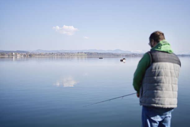 成年雄鱼在湖上钓鱼图片下载