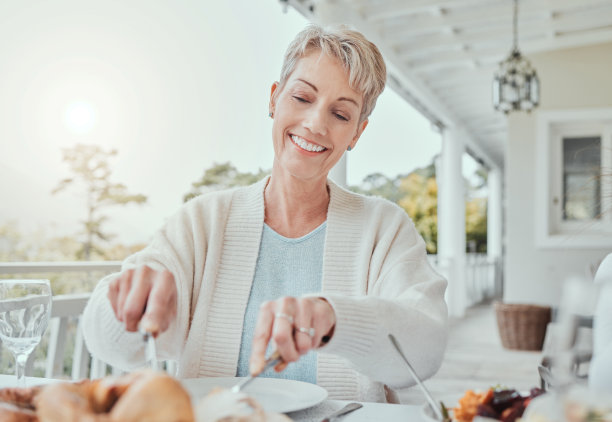 一个成熟女人在家吃午饭的照片图片下载