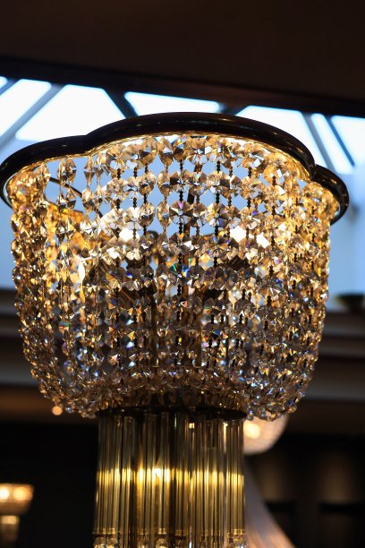 酒店中庭的豪华吊灯图片下载