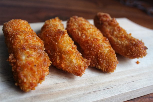 加工过的香蕉和酥脆的面粉一起炸图片下载