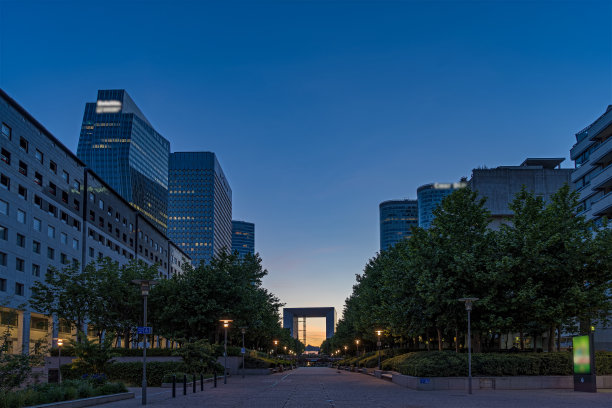 拉德芳斯商业区中心的蓝色时光图片下载