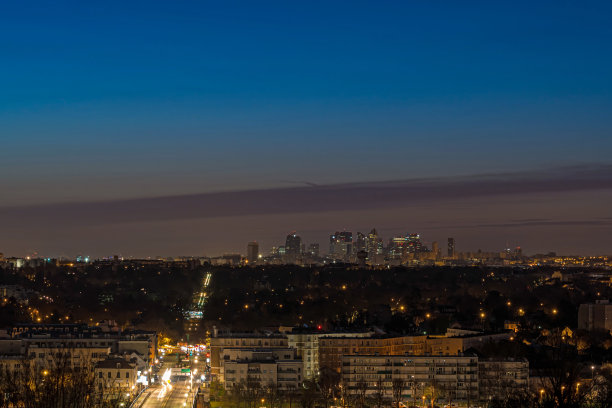 拉德芳斯区与郊区和交通的黎明全景图片下载