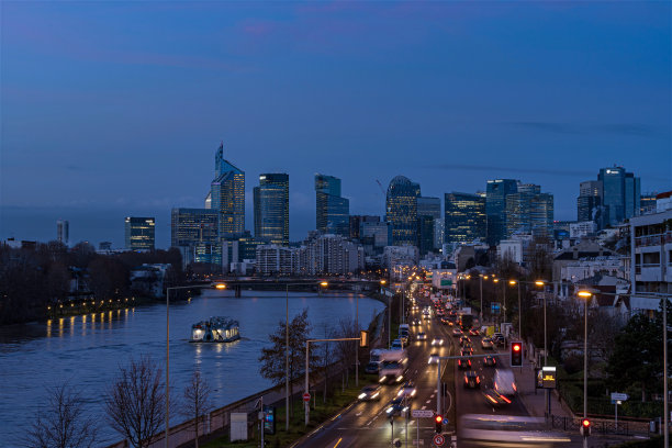 拉德芳斯区天际线与交通塞纳河和船在黄昏图片下载