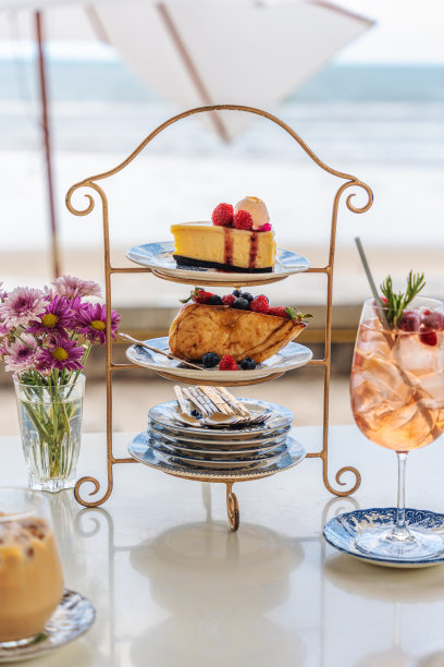 一套芝士蛋糕，蜂蜜吐司和饮料在咖啡桌上的蛋糕架图片下载