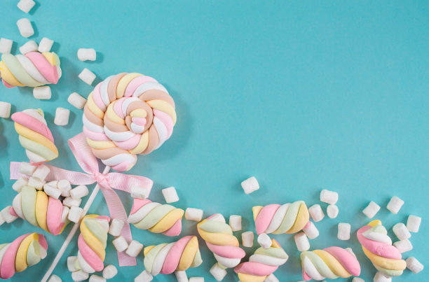 棉花糖。有嚼劲的糖果特写在绿松石色背景上。甜点甜食中的甜点柔和的颜色。文本空间的副本。图片下载