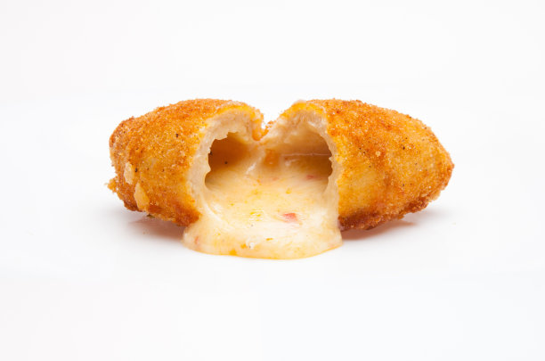 鸡肉沙拉基辅小奶酪和切丁蔬菜。孤立在一个白色的背景。图片下载