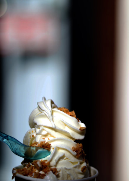 一个孩子手里拿着果冻豆的冰淇淋图片下载