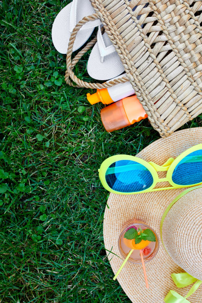 户外明亮夏日沙滩度假或旅行生活理念的平坦铺在草地背景上图片下载
