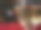 圣诞散景灯光背景下的一杯白葡萄酒图片下载