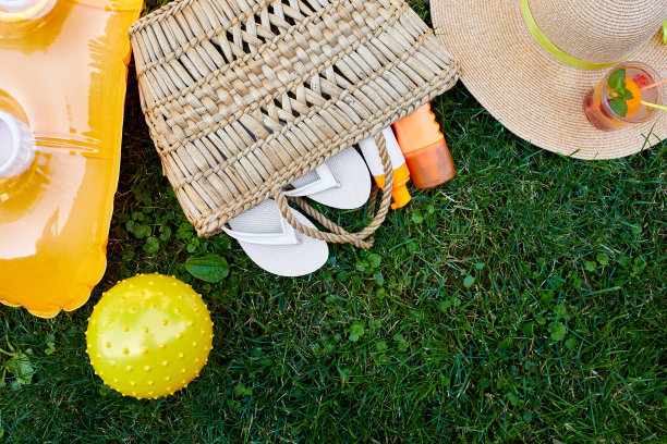 户外明亮夏日沙滩度假或旅行生活理念的平坦铺在草地背景上图片下载