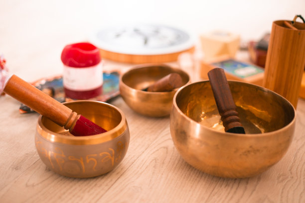 唱歌碗和其他冥想物品。高质量的照片图片下载