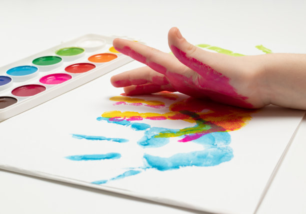 小孩在白纸上留下彩色掌纹，创意创意概念，精细的动作技能，耐心图片下载