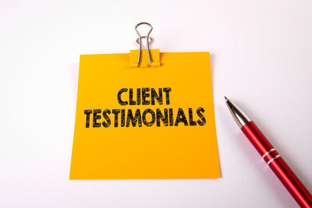 客户感言。黄色的便利贴和白色的背景笔图片下载