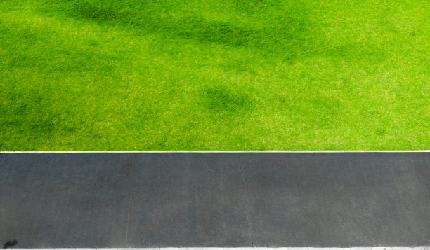 俯瞰着穿过绿色草坪的柏油路图片下载