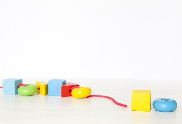 白色桌子上的彩色几何珠子图片下载