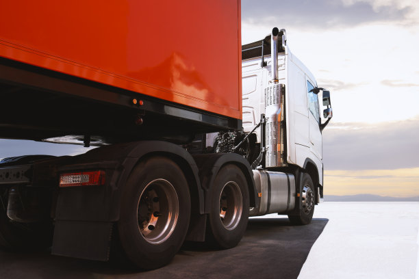 半挂车卡车日落天空的停车场。运输卡车。卡车。工业货运卡车物流货物运输。图片下载