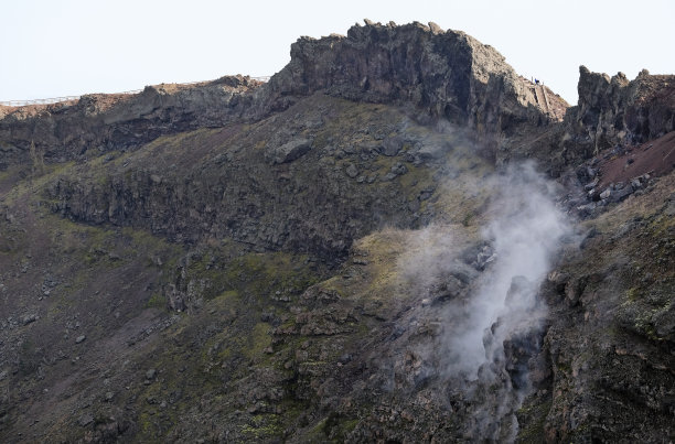 从维苏威火山火山口冒出的烟图片下载