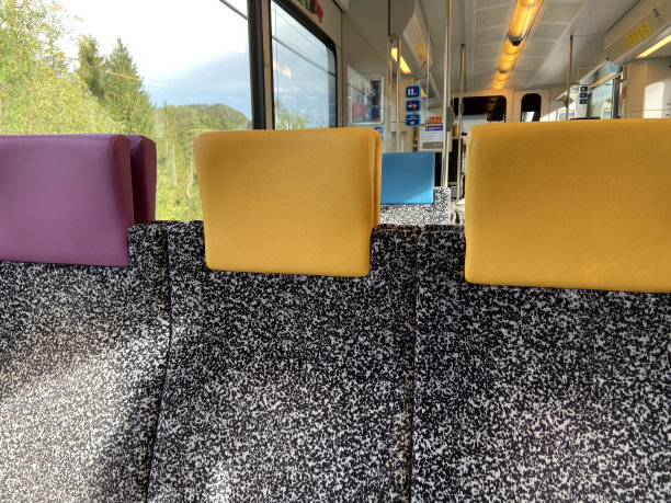 瑞士火车上的乘客座位图片下载