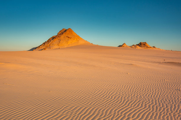 日落时分的勒巴，斯洛文斯基国家公园沙丘的美丽景色。波兰图片下载