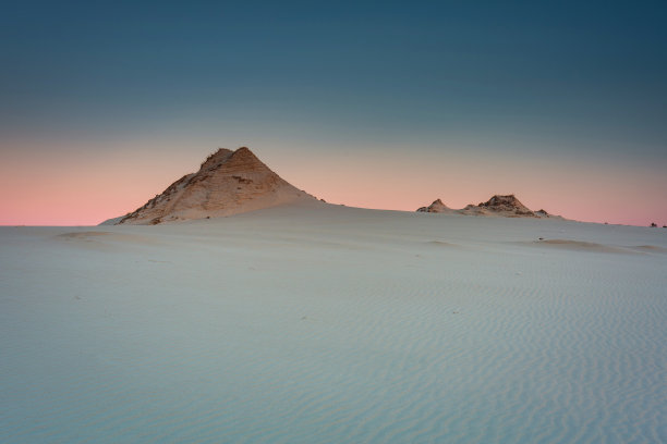 日落时分的勒巴，斯洛文斯基国家公园沙丘的美丽景色。波兰图片下载