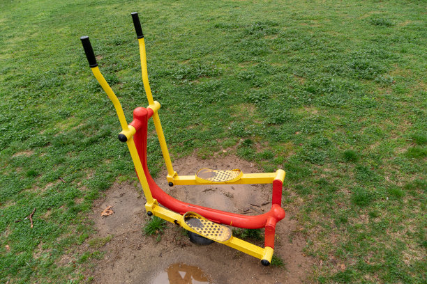 训练单位从上面看到的户外健身器材为市政设施图片下载