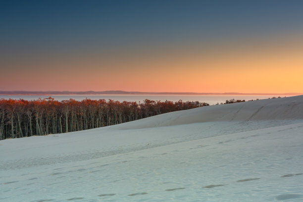 日落时分的勒巴，斯洛文斯基国家公园沙丘的美丽景色。波兰图片下载