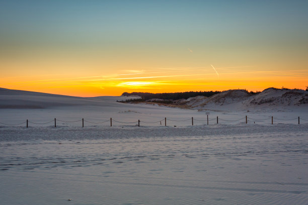日落时分的勒巴，斯洛文斯基国家公园沙丘的美丽景色。波兰图片下载