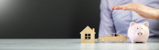 男人在存钱买车买房图片下载