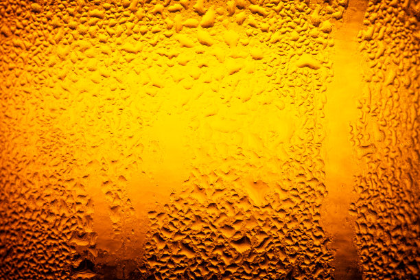 宏观啤酒瓶纹理，水滴纹理在啤酒瓶上。抽象背景，水滴背景图片下载