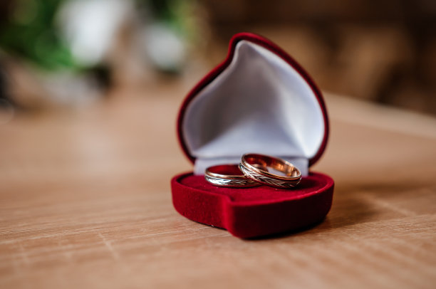 一对装在红色天鹅绒盒子里的金结婚戒指图片下载