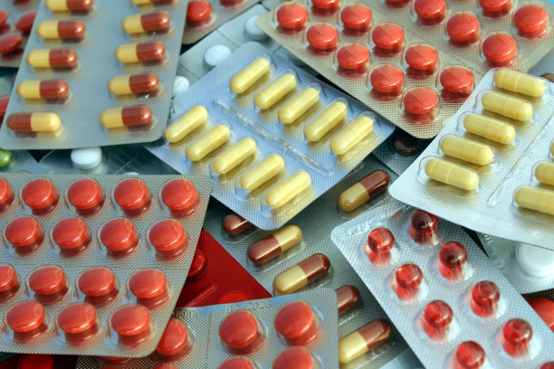 背景从一堆的药片和胶囊的盘子。图片下载