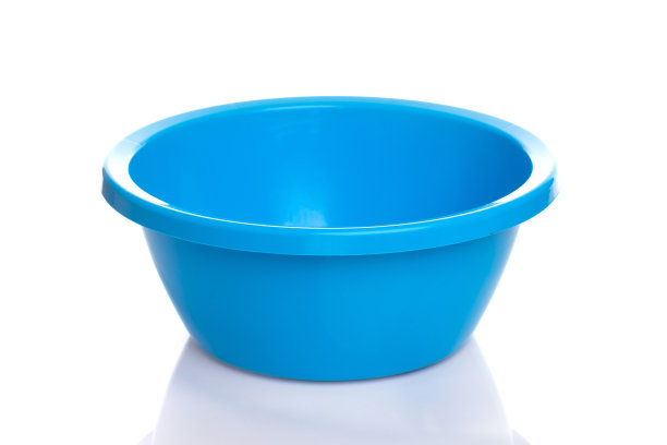 塑料蓝色碗在白色孤立的背景图片下载