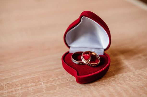 一对装在红色天鹅绒盒子里的金结婚戒指图片下载