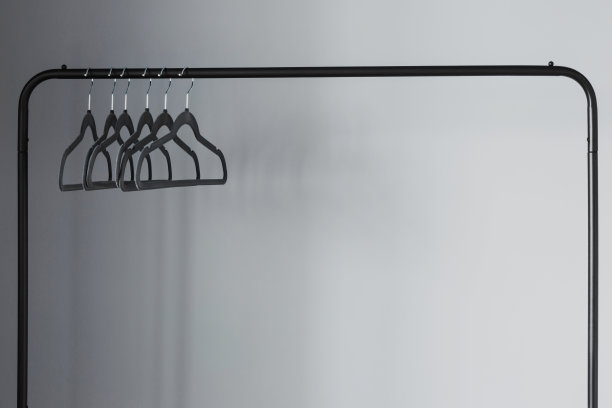 空黑色衣架在灰色的墙壁背景图片下载