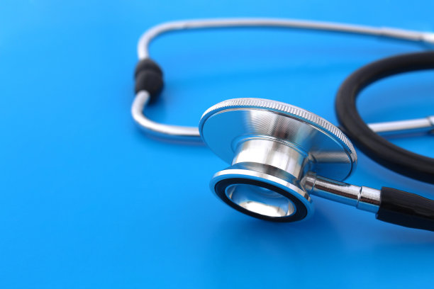 听诊器放在蓝色的背景上。图片下载