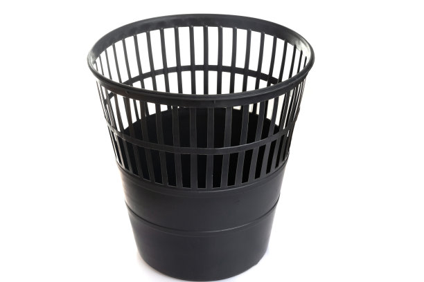 黑色塑料垃圾桶在一个白色孤立的背景图片下载