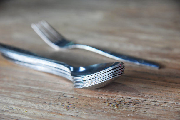 组好勺子，放在木桌上图片下载