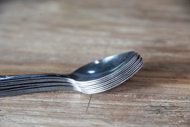 组好勺子，放在木桌上图片下载