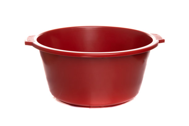 空的勃艮第塑料盆在一个白色孤立的背景图片下载