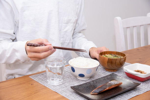 三十多岁的男人吃着自制的三文鱼套餐图片下载